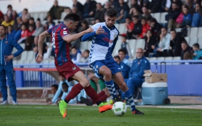 Adri Díaz en una acció del Sabadell-Atlético Levante d'aquesta tarda (Roger Benet - CES)
